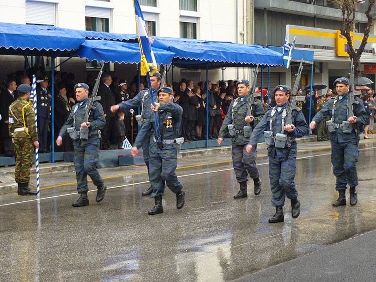 Φωτό από τη στρατιωτική παρέλαση στη Λάρισα - Φωτογραφία 10