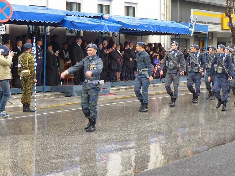 Φωτό από τη στρατιωτική παρέλαση στη Λάρισα - Φωτογραφία 11