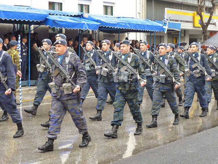 Φωτό από τη στρατιωτική παρέλαση στη Λάρισα - Φωτογραφία 12