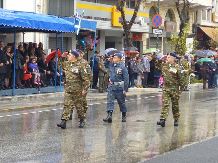 Φωτό από τη στρατιωτική παρέλαση στη Λάρισα - Φωτογραφία 3