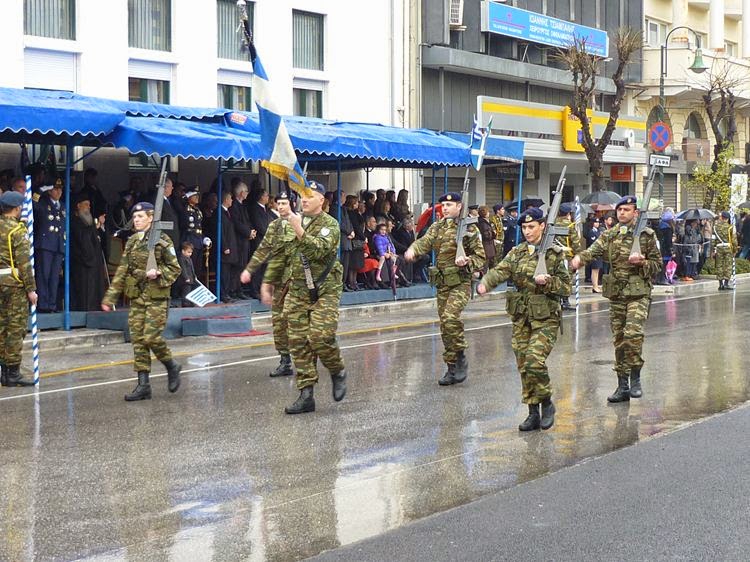 Φωτό από τη στρατιωτική παρέλαση στη Λάρισα - Φωτογραφία 4