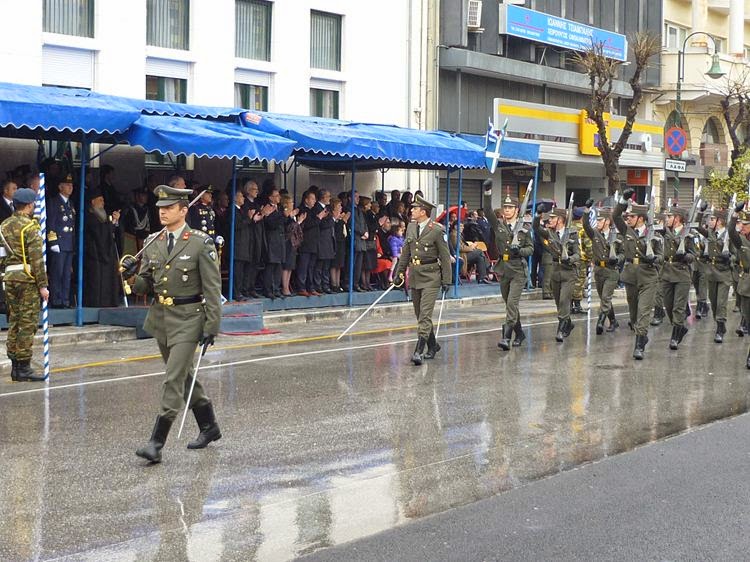 Φωτό από τη στρατιωτική παρέλαση στη Λάρισα - Φωτογραφία 5