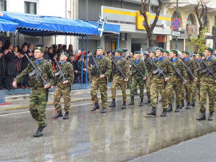 Φωτό από τη στρατιωτική παρέλαση στη Λάρισα - Φωτογραφία 7