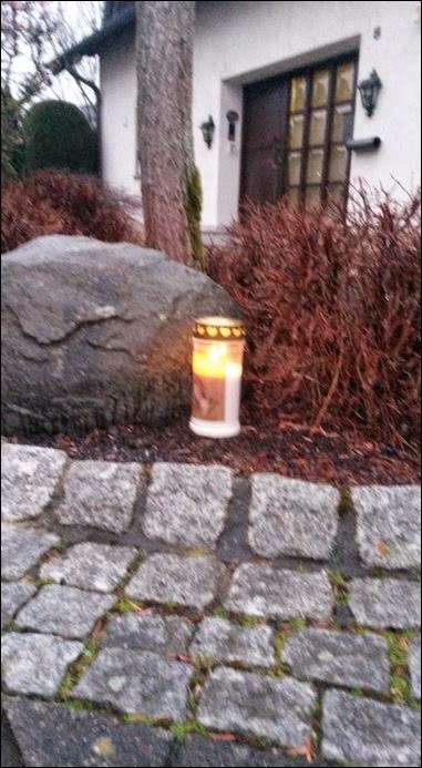 Αφήνουν κεριά έξω από το σπίτι του συγκυβερνήτη - Φωτογραφία 2