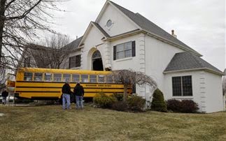 Σχολικό λεωφορείο καρφώθηκε σε σπίτι - Φωτογραφία 1