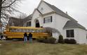 Σχολικό λεωφορείο καρφώθηκε σε σπίτι