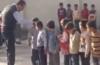 Παιδιά ενός κατώτερου Θεού! Το βίντεο με τον ξυλοδαρμό παιδιών που έχει αναστατώσει το Υπουργείο Παιδείας του Ιράκ [video] - Φωτογραφία 1