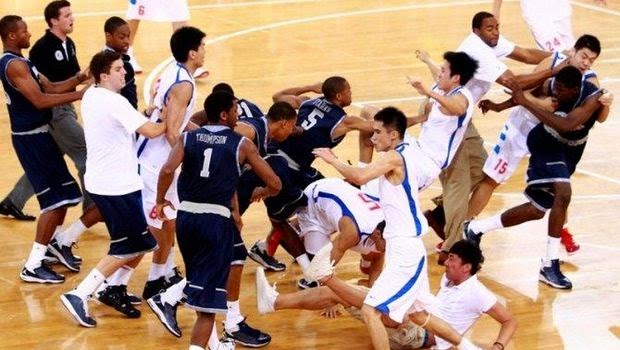 Σκήνες ΣΟΚ - Έγινε του Τσάκι Τσαν: Τρομερό ξύλο στο Κινέζικο πρωτάθλημα μπάσκετ! [video] - Φωτογραφία 1