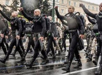 Τι απαντά η Πανελλήνια Ομοσπονδία Ενώσεων Στρατιωτικών για το σύνθημα των βατραχανθρώπων στην παρέλαση - Φωτογραφία 1