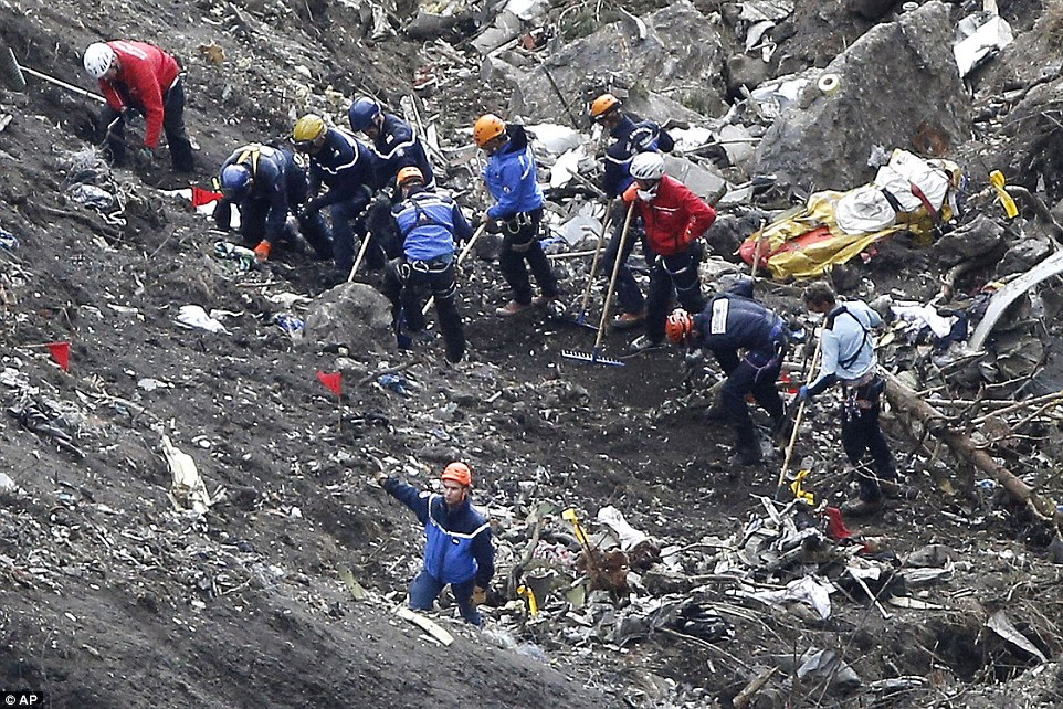 ΦΡΙΚΗ: Εχουν περισυλλεγεί 400-600 ανθρώπινα μέλη από τα πτώματα των 150 νεκρών του Airbus [photos] - Φωτογραφία 4