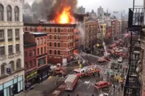 Νέα Υόρκη: 2 αγνοούμενοι και 25 τραυματίες μετά την κατάρρευση κτιρίων - Φωτογραφία 1