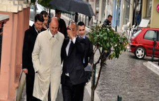Βουλευτής του ΠΑΣΟΚ κρατάει την ομπρέλα στον νέο Τούρκο πρέσβη - Φωτογραφία 1