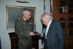 Γιατί πήγε ο Γλέζος στο ΥΕΘΑ.Θερμή υποδοχή από τον Α/ΓΕΕΘΑ,με εντολή Αβραμόπουλου