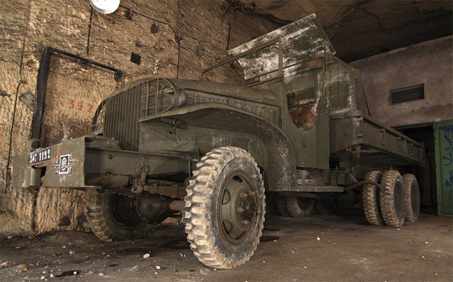 Βρέθηκε μυστική στρατιωτική βάση με οχήματα και όπλα - Φωτογραφία 2