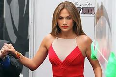 Η γυναικάρα με τα κόκκινα