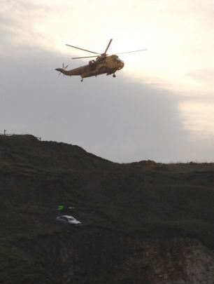 Το αυτοκίνητο... κρεμάστηκε στο χείλος του γκρεμού - Φωτογραφία 4