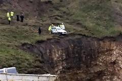 Το αυτοκίνητο... κρεμάστηκε στο χείλος του γκρεμού