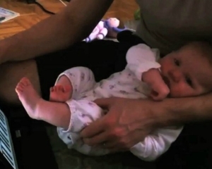 VIDEO: Μωρό παίζει πιάνο με τα... πόδια! - Φωτογραφία 1