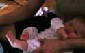 VIDEO: Μωρό παίζει πιάνο με τα... πόδια!