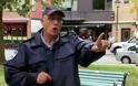 VIDEO:AΠΙΣΤΕΥΤΗ ΦΑΡΣΑ:  Αστυνομικός πυροβολεί την μαριονέτα – κλέφτη!