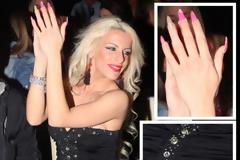 Το upskirt και το νύχι δράκουλα της Φρατζέσκας Μελά (Photos)