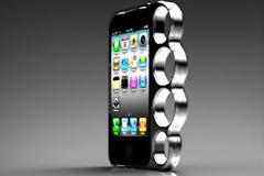 Ποια διάσημη τραγουδίστρια έχει κινητό με... σιδερογροθιά;