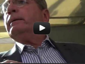 VIDEO: Υποψήφιος του ΠΑΣΟΚ σπάει την κάμερα ενός πολίτη! - Φωτογραφία 1