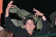 Ο Charlie Sheen επέστρεψε