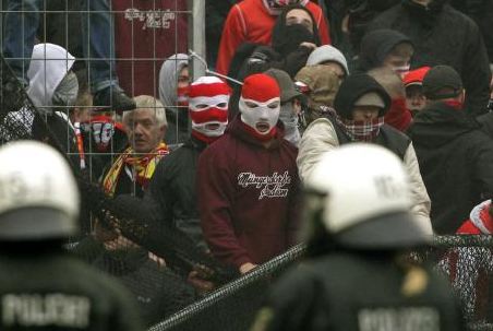 Σοβαρά επεισόδια στην Κολωνία μετά τον υποβιβασμό της τοπικής ομάδας..(vid+pics) - Φωτογραφία 1