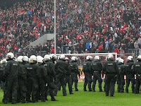 Σοβαρά επεισόδια στην Κολωνία μετά τον υποβιβασμό της τοπικής ομάδας..(vid+pics) - Φωτογραφία 2