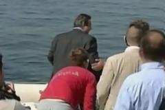 Η στιγμή της επιβίβασης Καμένου στο φουσκωτό, μετά το επεισόδιο με τον Λιμενάρχη [φωτογραφίες]