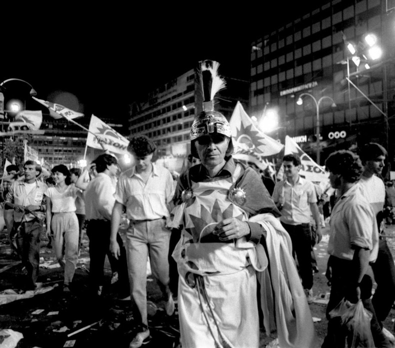 Τότε που η Ελλάδα ήταν χωρισμένη σε πασόκους και νεοδημοκράτες [ΠΟΛΛΕΣ ΦΩΤΟ] - Φωτογραφία 21