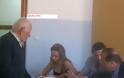 Στην Νυμφόπετρα Θεσσαλονίκης ένας «έφηβος» ετών 111 έκανε το καθήκον του ψηφίζοντας το κόμμα της αρεσκείας του [video]