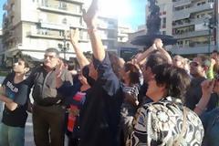 Πάτρα: Οι πρώτοι πανηγυρισμοί στο περίπτερο του ΣΥΡΙΖΑ