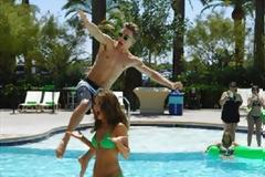 Οι απίστευτοι κοιλιακοί της Μενούνος