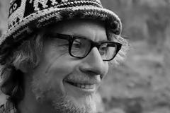 10 χρόνια ζει χωρίς χρήματα σε σπηλιές!