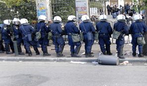 Επιχείρηση «σκούπα» της ΕΛ.ΑΣ. στην Πατησίων..Επεισόδια με συλλήψεις και κρότου λάμψης έξω από την ΑΣΟΕΕ - Φωτογραφία 1