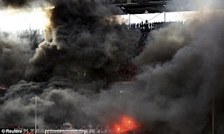 «Έκαψαν» το γήπεδο τους οι οπαδοί της Κολωνίας (pics+vid) - Φωτογραφία 1