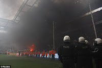 «Έκαψαν» το γήπεδο τους οι οπαδοί της Κολωνίας (pics+vid) - Φωτογραφία 2