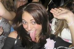 Κορίτσια έχουν... υπερβολικά μεγάλες και μακριές γλώσσες! Τι τις κάνουν? (Photos)