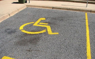 Έδωσαν κλήση σε ανάπηρο επειδή πάρκαρε σε... αναπηρική θέση! - Φωτογραφία 1
