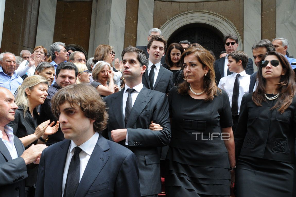 Ντ. Μπακογιάννη: Συντετριμμένη στην κηδεία της μητέρας της - Φωτογραφία 2