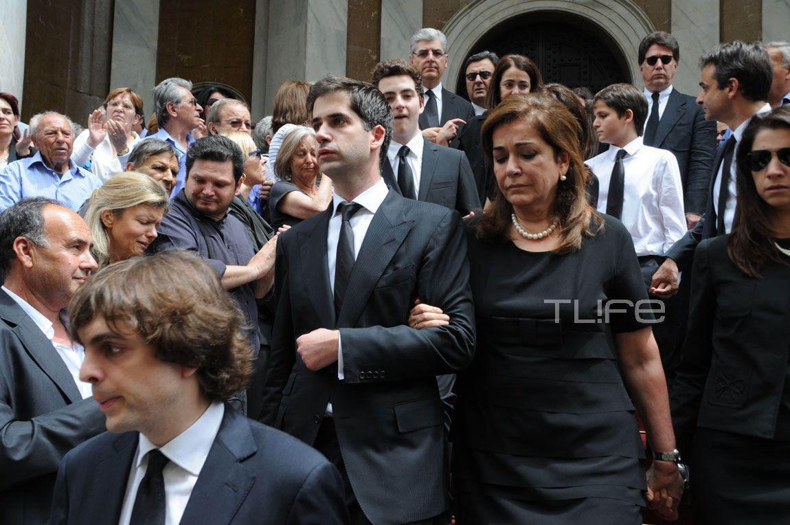 Ντ. Μπακογιάννη: Συντετριμμένη στην κηδεία της μητέρας της - Φωτογραφία 4