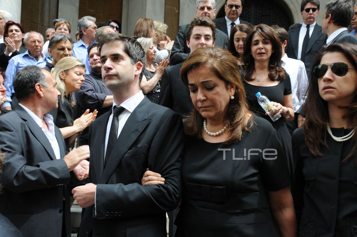 Ντ. Μπακογιάννη: Συντετριμμένη στην κηδεία της μητέρας της - Φωτογραφία 5