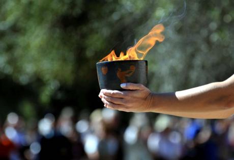 Η Μενεγάκη ανάβει την Ολυμπιακή Φλόγα στην Αρχαία Ολυμπία - Φωτογραφία 1