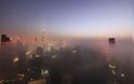 Οι ουρανοξύστες του Dubai μέσα στην ομίχλη (pics)