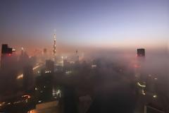 Οι ουρανοξύστες του Dubai μέσα στην ομίχλη (pics)