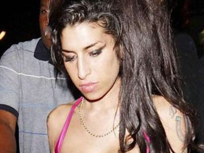 Πορτρέτο της Amy Winehouse με αίμα της σε δημοπρασία - Φωτογραφία 1