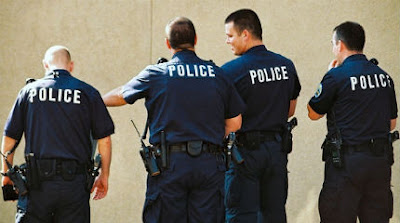 Η αστυνομία στην... υπηρεσία της Χρυσής Αυγής - Φωτογραφία 1