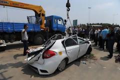 Γερανός προσγειώθηκε πάνω σε αυτοκίνητο